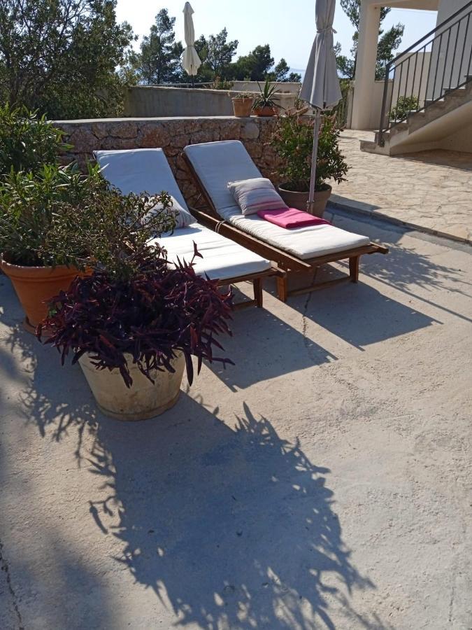 Nila Sveta Nedelja (Hvar)